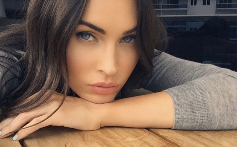 Cosquillas a famosas. Megan Fox